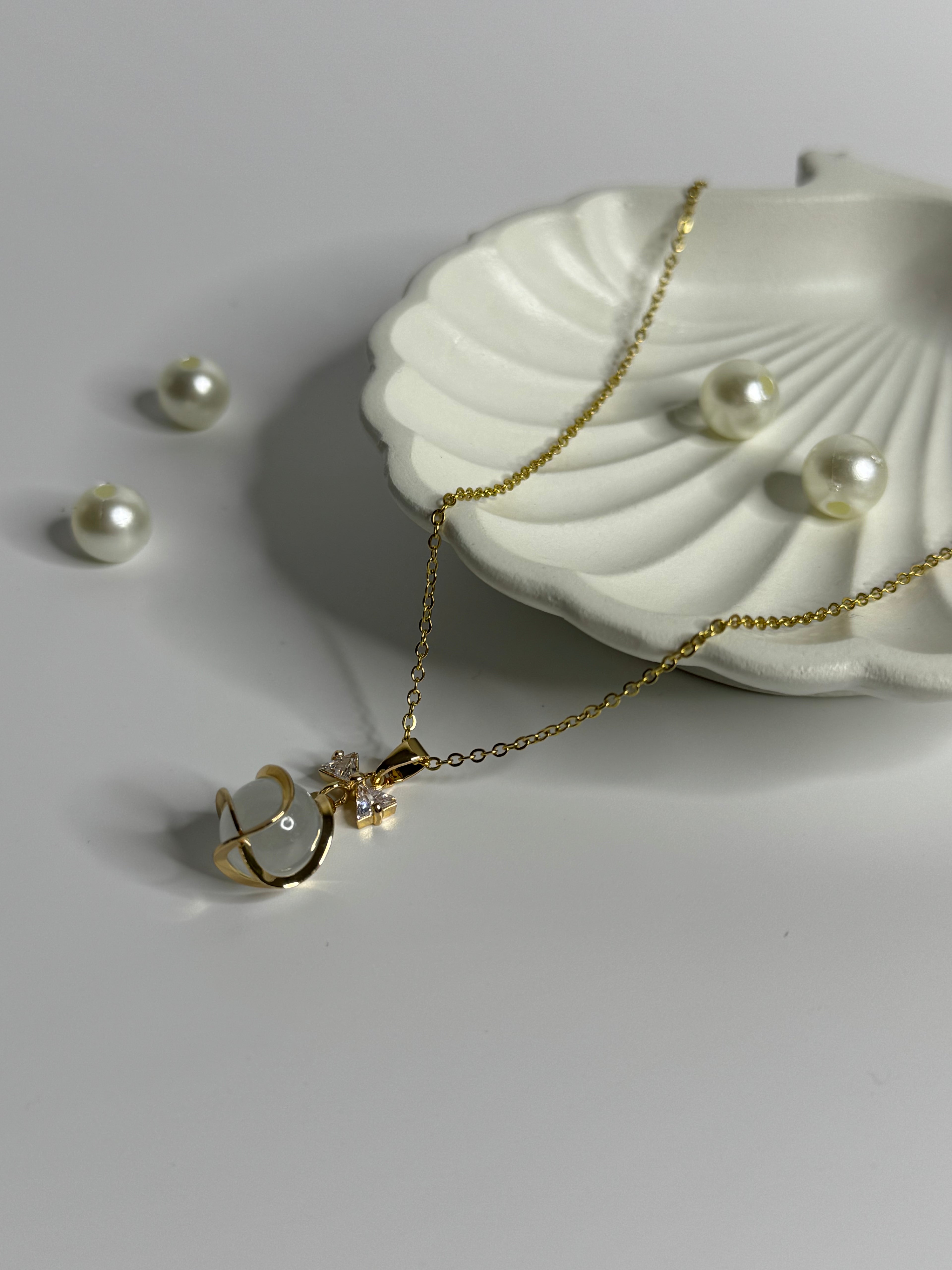 Minimal Abstract Loop Pendant Necklace Gold