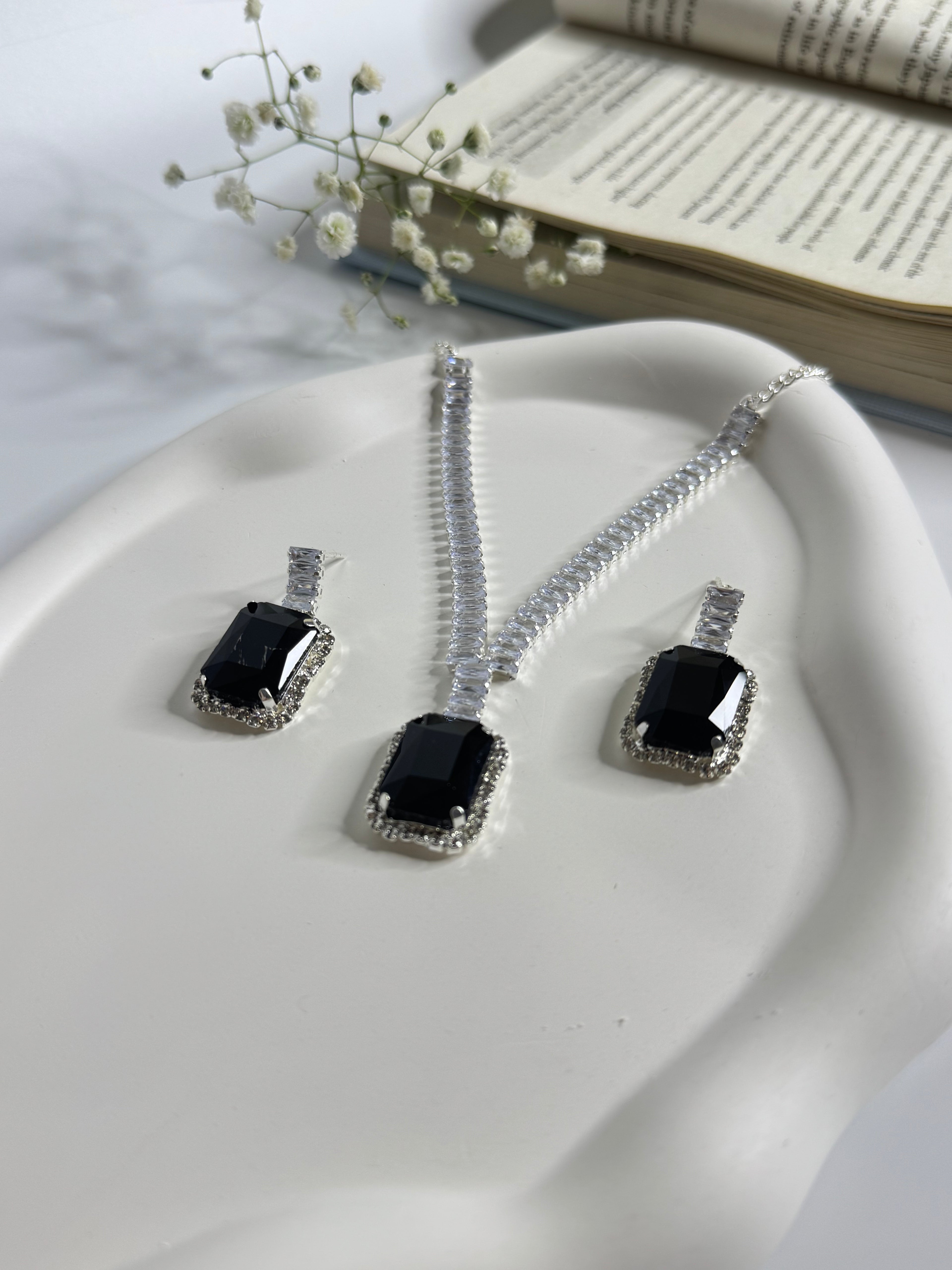 Timless Regal Necklace Set Silver & Black