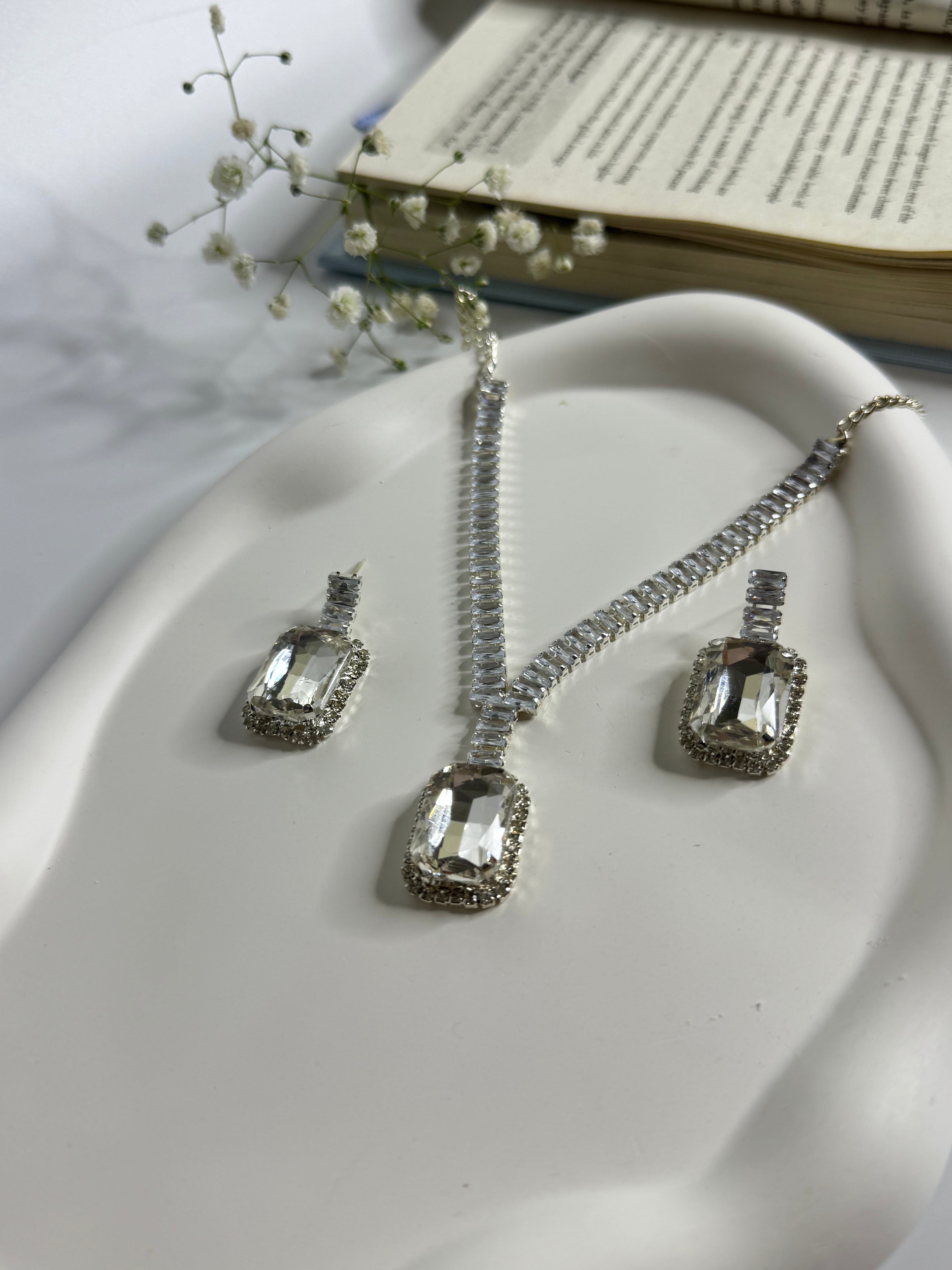 Timless Regal Necklace Set Silver