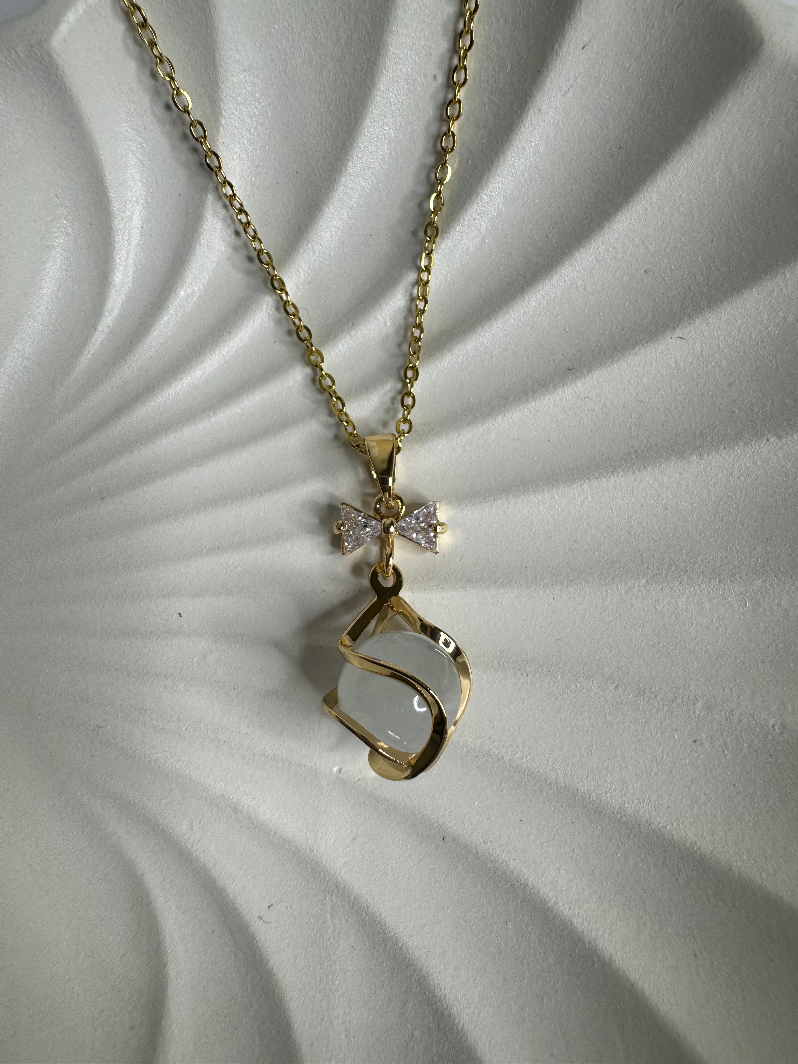 Minimal Abstract Loop Pendant Necklace Gold