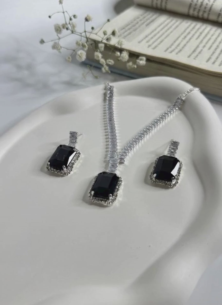 Timless Regal Necklace Set Silver & Black
