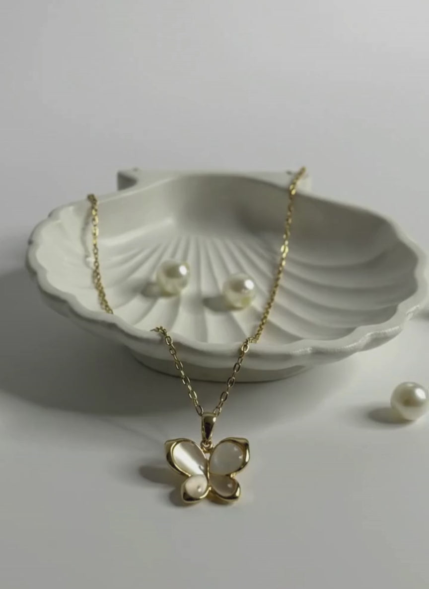 Elegant Butterfly Pendant Necklace Gold