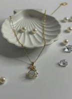 Minimal Abstract Loop Pendant Necklace Gold