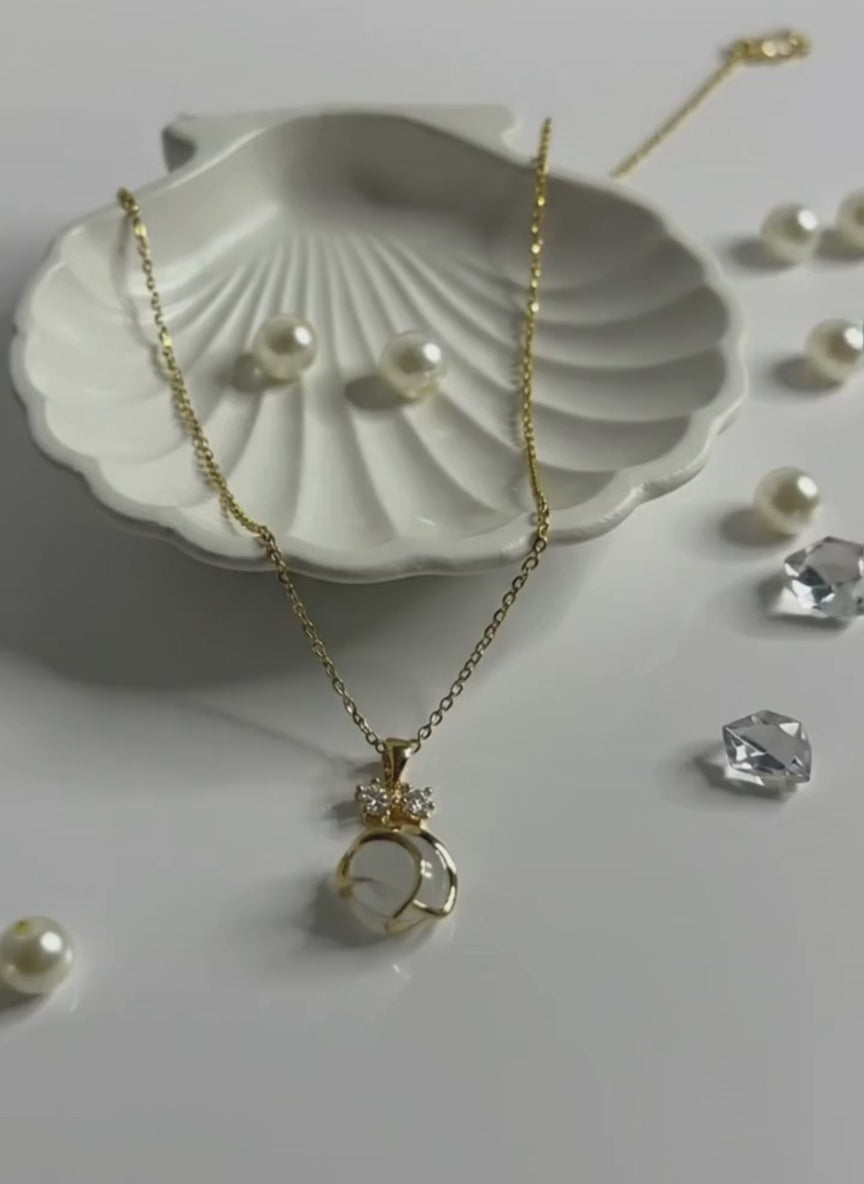 Minimal Abstract Loop Pendant Necklace Gold