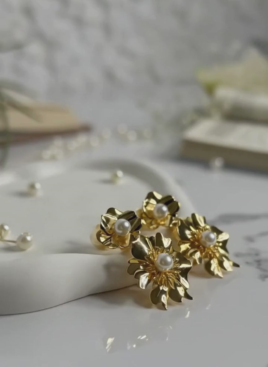 Pearl Bloom Metallic Flower Earrings Gold