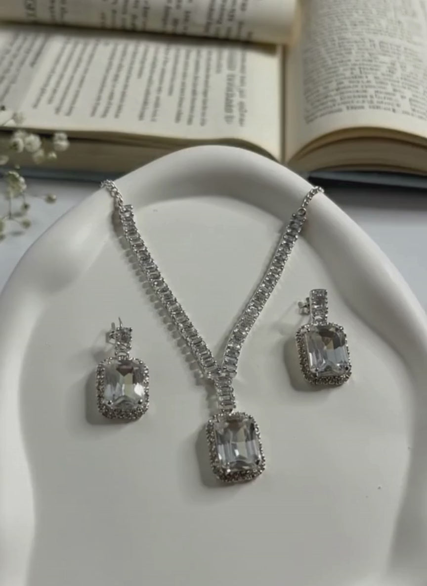 Timless Regal Necklace Set Silver
